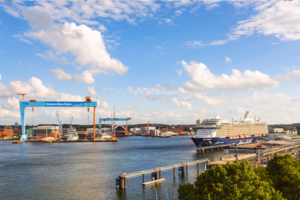 Kieler Hafen mit Schiff und Werft