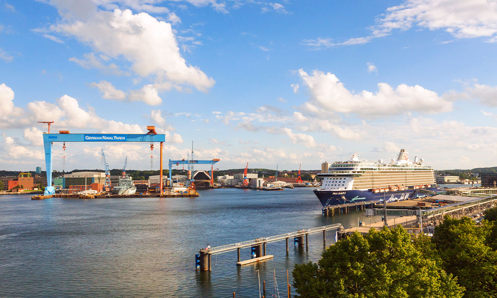 Kieler Hafen mit Schiff und Werft