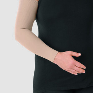 Kompressionsstrumpf Juzo Expert in der Farbe Almond mit detaillierter Ansicht des Gestrickabschlusses.