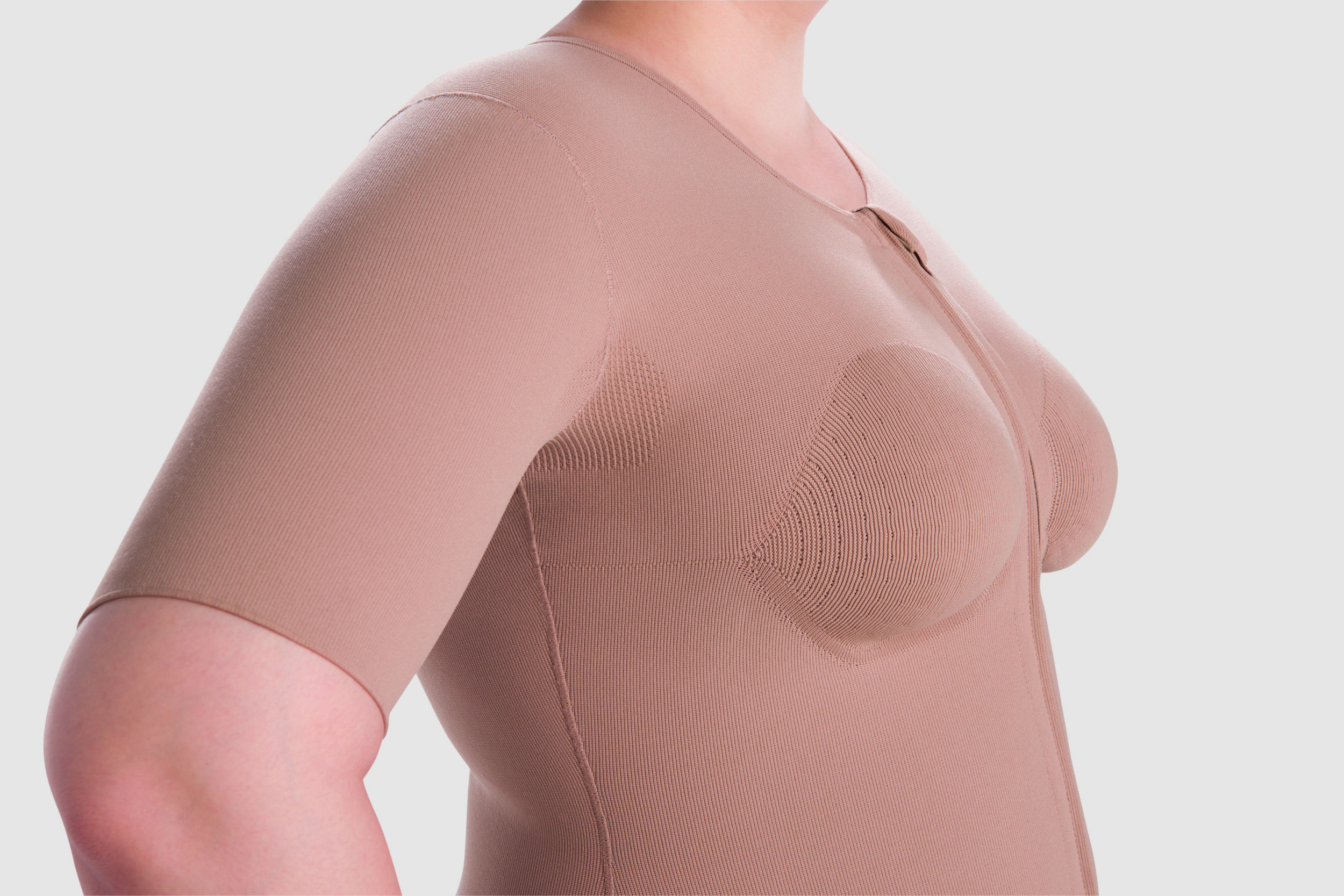 Juzo flachgestrickte Thoraxbandagen 4 Armansatz eines Juzo Expert Kompressionsärmels in Mandel mit Reißverschluss und Außennähten