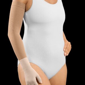 Kompressions-Armstrumpf mit Kompressionshandschuh am Arm getragen