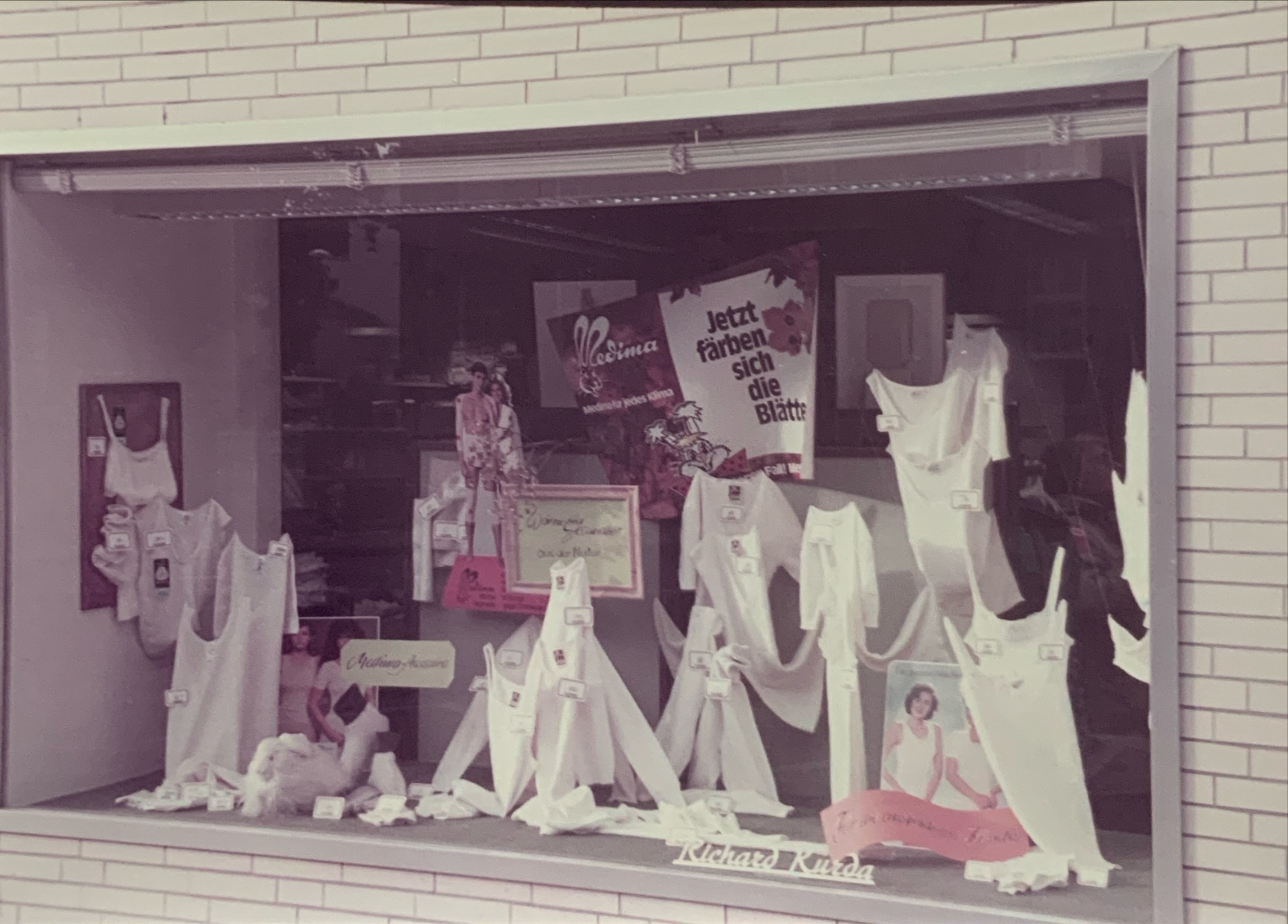 Räumlichkeiten 19 1984 Raeumlichkeiten Gebaeudeansicht Schaufenster01