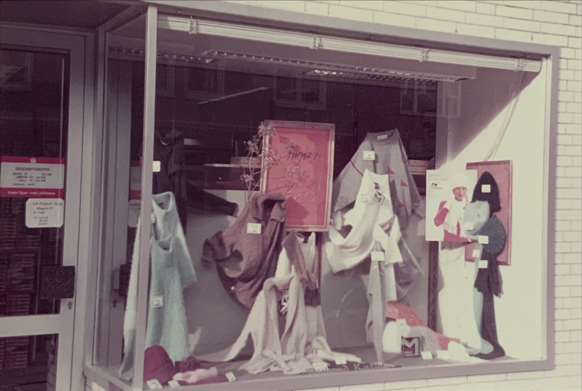 Räumlichkeiten 20 1984 Raeumlichkeiten Gebaeudeansicht Schaufenster02