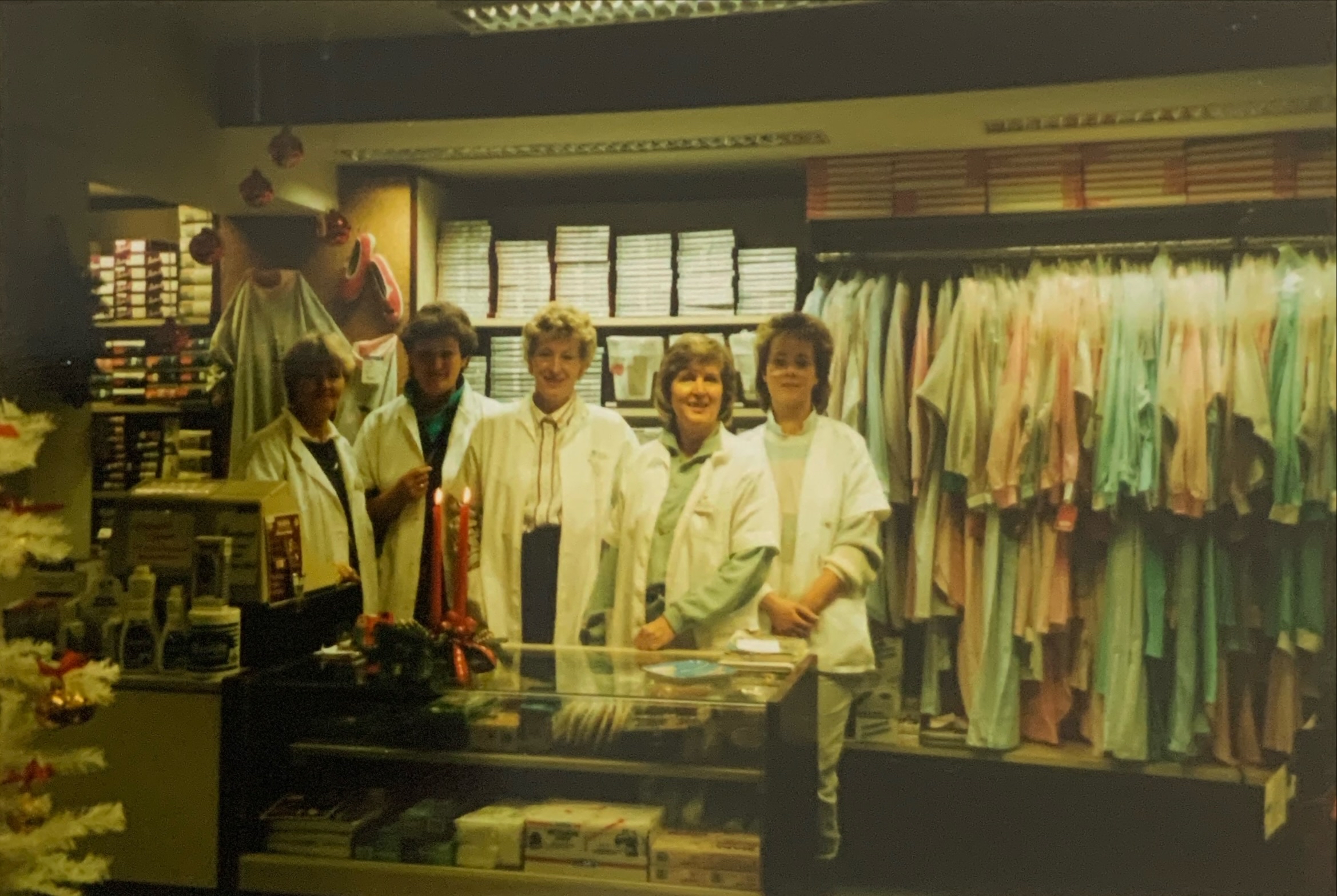 Impressionen 15 1988 Fotos MitarbeiterImLaden01 raeumlichkeiten