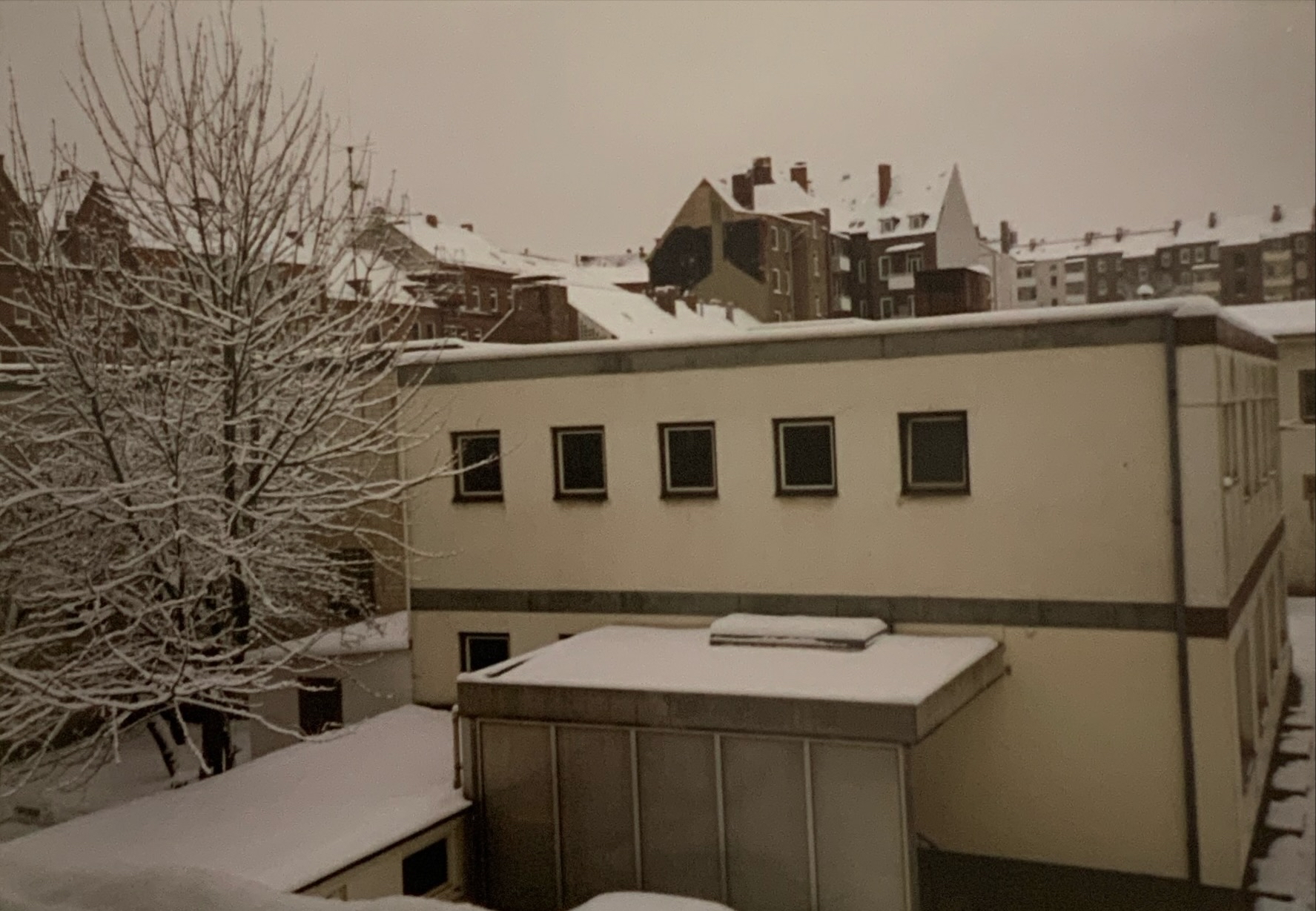Räumlichkeiten 28 1991 Raeumlichkeiten Gebaeudeansicht OT