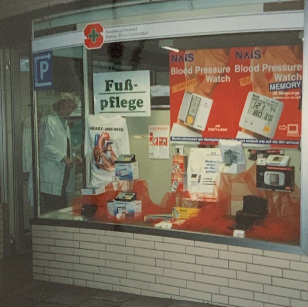 Räumlichkeiten 32 1995 Raeumlichkeiten Gebaeudeansicht Schaufenster01