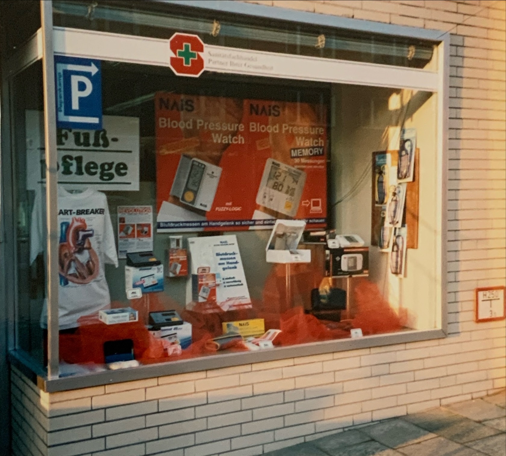 Räumlichkeiten 33 1995 Raeumlichkeiten Gebaeudeansicht Schaufenster02