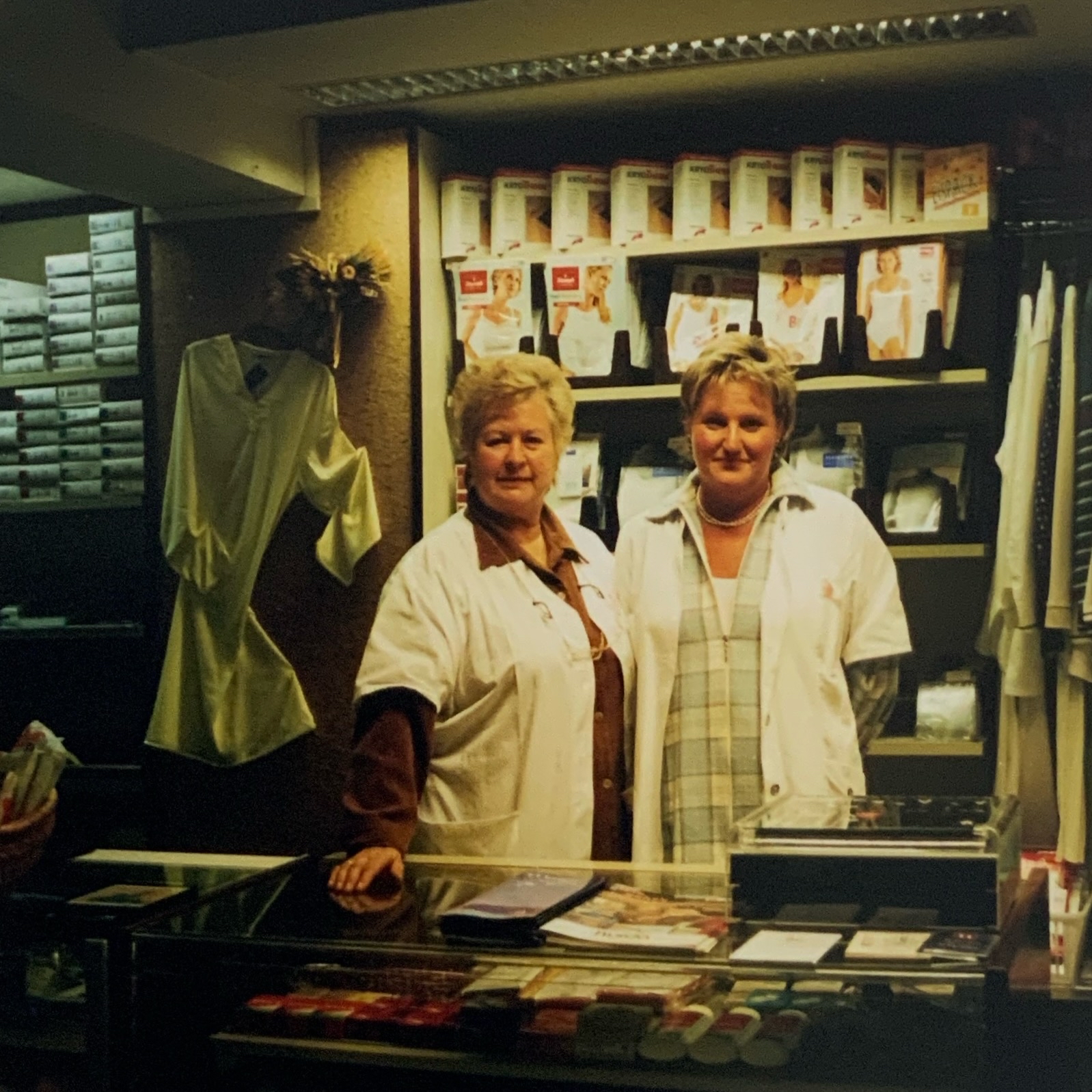Impressionen 47 2000 Unternehmerfotos ElkeKurdaMitMitarbeiterin