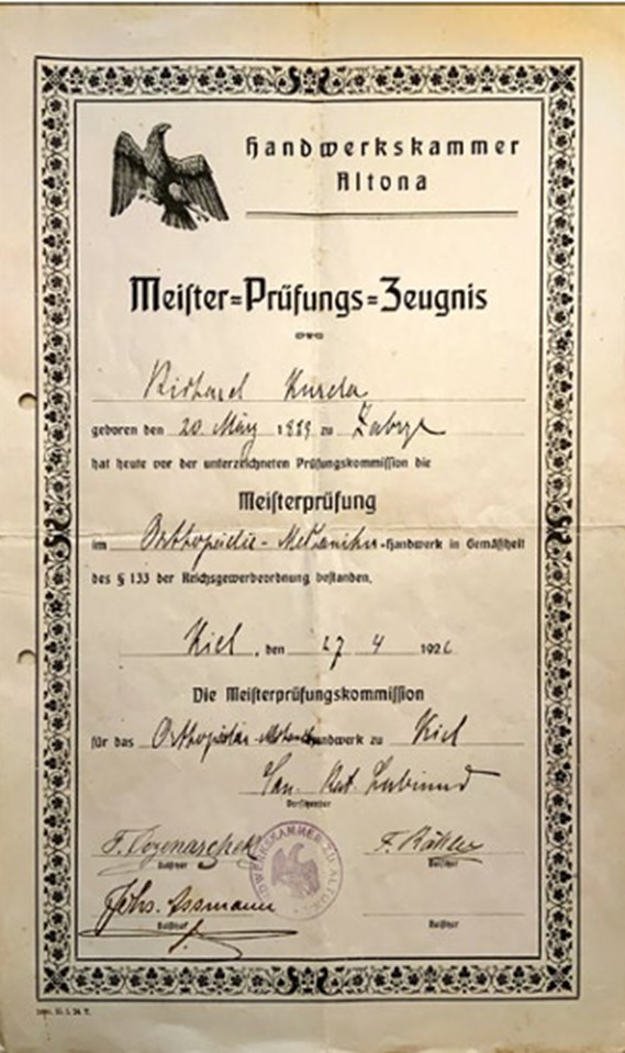 **Alternativtext:**
Historisches Meister-Prüfungs-Zeugnis der Handwerkskammer Altona aus dem Jahr 1926 für Richard Anton Kurda. Das Dokument mit gedrucktem Zierrahmen, Adler, handschriftlichen Einträgen, Stempel und Unterschriften markiert einen wichtigen Meilenstein in der Geschichte des Sanitätshauses Kurda in Kiel: Richard Anton Kurda, geboren 1889 in Alt-Zabrze, legte nach seiner Arbeit bei den Deutschen Orthopädischen Werkstätten in Kiel die Meisterprüfung im Orthopädie-Mechaniker-Handwerk ab und schuf damit die Grundlage für den Schritt in die Selbstständigkeit.
