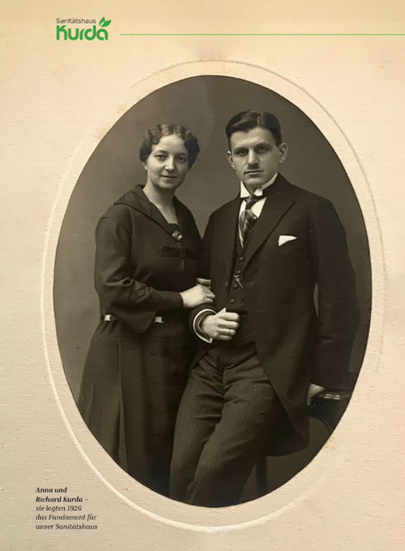 Historisches schwarz-weißes Porträt von Anna und Richard Kurda, die 1926 den Grundstein für das Sanitätshaus Kurda legten – ein Bild aus 100 Jahren Sanitätshaus Kurda in Kiel.