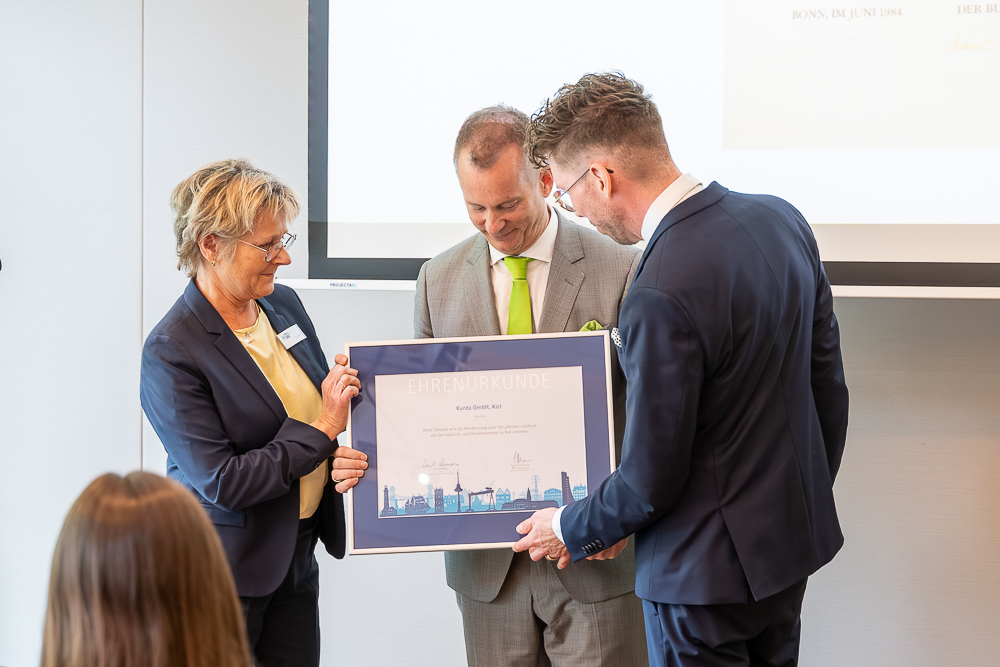 100 Jahre Sanitätshaus Kurda in Kiel - Dr. Julia Pütz mit Erik und Andreas Kurda
