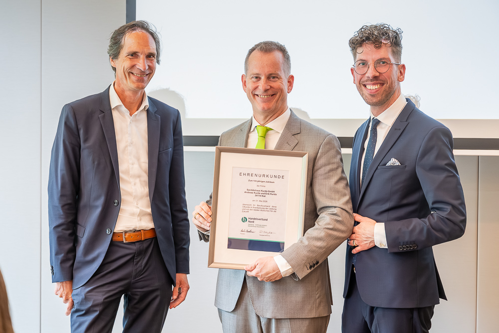 100 Jahre Sanitätshaus Kurda in Kiel - Harald Treiber mit Erik und Andreas Kurda