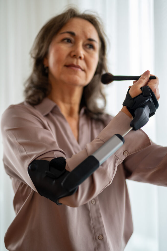 Für wen eignet sich die Stil Hand Control™? Tremor, Alltag und Beratung bei Kurda in Kiel 3 Stil Hand Control Frau schminkt sich