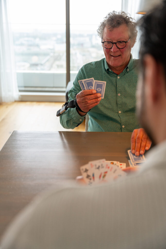 Für wen eignet sich die Stil Hand Control™? Tremor, Alltag und Beratung bei Kurda in Kiel 2 Stil Hand Control Mann beim Karten spielen