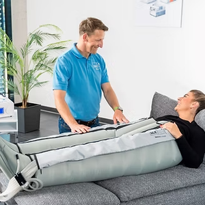 Eine Frau erhält eine Kompressionstherapie durch den SLK Varilymph 12 Pro