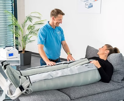 Eine Frau erhält eine Kompressionstherapie durch den SLK Varilymph 12 Pro