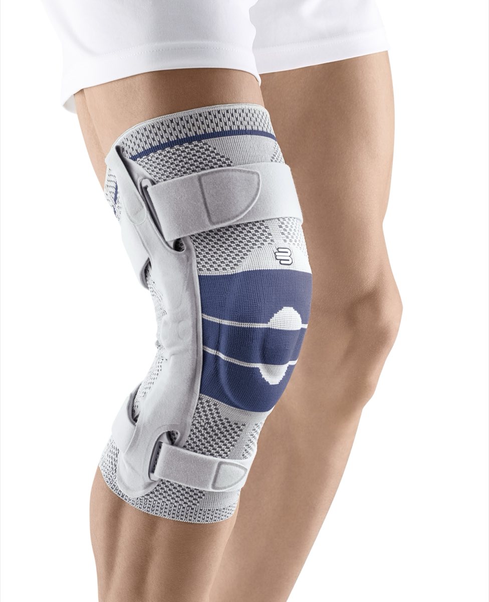 Nahaufnahme: Eine Knieorthese (Genutrain S) stabilisiert das Knie im Alltag