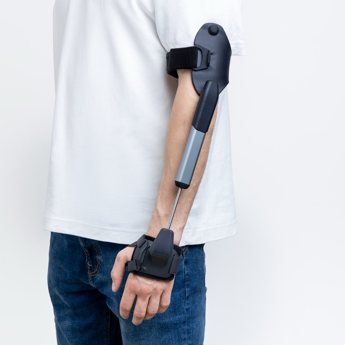 Nahaufnahme: Die Stilorthese Stil Hand Control™ wird am Unterarm und Handgelenk getragen