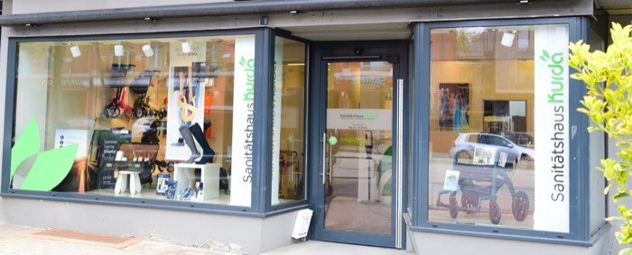 Schaufenster und Eingang des Sanitätshaus Kurda in der Holtenauer Straße