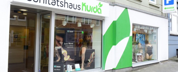 Schaufenster des Sanitätshaus Kurda in der Ringstraße mit Kompressionsprodukten